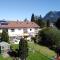 Komplette Dachwohnung mit Balkon und Bergblick