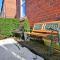 Spacious 4BR, Parking, Near Centre, Accommodates 8