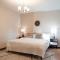 2BR Airy & Tidy Apt with Free Covered Parking - Central Modern