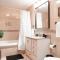 2BR Airy & Tidy Apt with Free Covered Parking - Central Modern - شيكاغو