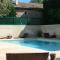 Maison de charme à Saint-Victor-la-Coste avec piscine partagée