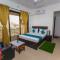 Aristo Serviced Apartment near Kokilaben Dhirubai Ambani Hospital for Family Only