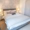 Hansen Court - Stylish Bay Apartment with Parking and River Views