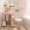 Hansen Court - Stylish Bay Apartment with Parking and River Views