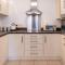 Hansen Court - Stylish Bay Apartment with Parking and River Views