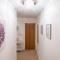 Hansen Court - Stylish Bay Apartment with Parking and River Views