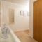 Hansen Court - Stylish Bay Apartment with Parking and River Views