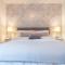 Hansen Court - Stylish Bay Apartment with Parking and River Views