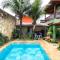 CHARMOSA CASA EM CONDO A 01 QUADRA DA PRAIA DO SAPE UBATUBA com churrasqueira, forno pizza, wifi