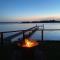 Serenity by the Lake - Romantic Waterfront Couple's Getaway - Marks Point