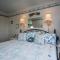A Cape Cod Ocean Manor Inn - هيانيس
