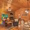 Pinot and Pine Chic Log Cabin about 5 Mi to Blue Ridge - Блу-Ридж