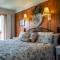 A Cape Cod Ocean Manor Inn - هيانيس