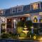 A Cape Cod Ocean Manor Inn - هيانيس