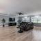 A Large Tropical Estate with 2 Acres of Space home - Тампа