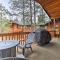 Pinetop Escape Charming Mountain Condo with Balcony