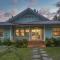 Gorgeous Renovated 1937 Plantation Style Beach House 50 Steps to the Center of the Beach home - 凯卢阿