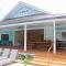 Gorgeous Renovated 1937 Plantation Style Beach House 50 Steps to the Center of the Beach home - 凯卢阿