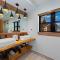 Cozy & Relaxing Indoor Outdoor Fireplace, Jacuzzi and BBQ grill