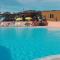 casa rosa nel residence mirice con piscina ,wifi,climatizzatore - vicino al mare