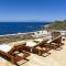 The Charming Waterfront Retreat, with a swimming pool & direct access to the sea, ideal for large families, or a group of friends