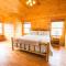 Christmas Lodge-Secluded near Downtown Blue Ridge