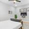 Chic & Updated Studio Apt in East Lakeview - Barry S1