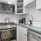 Chic & Updated Studio Apt in East Lakeview - Barry S1