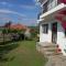 Doras House comfortable apartment with a yard and view
