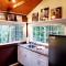 Guerneville Cottage! Redwoods! Hot Tub! Fire Table! Fast WiFi!! Serenity Defined!