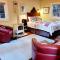 Guerneville Cottage! Redwoods! Hot Tub! Fire Table! Fast WiFi!! Serenity Defined!