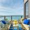 Breaking Waves! On the Bluff! AMAZING VIEWS!! BBQ! Fast WiFi! Walk to Beach!!!