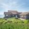 Breaking Waves! On the Bluff! AMAZING VIEWS!! BBQ! Fast WiFi! Walk to Beach!!!