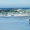 Breaking Waves! On the Bluff! AMAZING VIEWS!! BBQ! Fast WiFi! Walk to Beach!!!