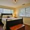 Lily Pad - Hot Tub! Private Dock! BBQ! Game Room! Walk to Town!! Fast WiFi!! Dog Friendly!