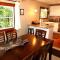 Little Red House Plus! Redwoods! Hot Tub!! BBQ Grill! Fast WiFi! Near Golf Course!! Dog Friendly! - جيرنفيل