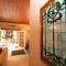 Little Red House Plus! Redwoods! Hot Tub!! BBQ Grill! Fast WiFi! Near Golf Course!! Dog Friendly!