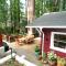 Little Red House! Redwoods! Hot Tub! BBQ! Fast WiFi!! Multiple Decks!! Near Golf Course!! Dog Friendly!