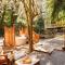 Redwood Retreat! Redwoods! Walk to River!! Hot Tub!! BBQ! Central Air!! - Guerneville