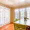 Redwood Retreat! Redwoods! Walk to River!! Hot Tub!! BBQ! Central Air!!