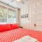 Redwood Retreat! Redwoods! Walk to River!! Hot Tub!! BBQ! Central Air!!