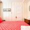 Redwood Retreat! Redwoods! Walk to River!! Hot Tub!! BBQ! Central Air!!