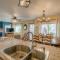 DAS BAVARIAN CONDO, 5 Star Ground Floor Unit, Walk to Town, Sleeps 6
