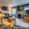 DAS BAVARIAN CONDO, 5 Star Ground Floor Unit, Walk to Town, Sleeps 6