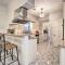 Quiet West Houston Home with Patio, Walk to Shops! - 休斯顿