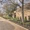 Quiet West Houston Home with Patio, Walk to Shops! - 休斯顿