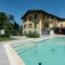 BELLAGIO DREAMS APT, pool, with private garden, near lake