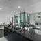 QV Upscale Modern Viaduct Apt with Parking - 965