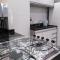 Ensolarado ao lado do shopping com garagem e Wifi