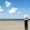 TIME-OUT met ZONNIG TERRAS, eigen KEUKEN, Dichtbij Dorp, Duinen, Strand en Vuurtoren , Incl verwarmd Hotel-ZWEMBAD